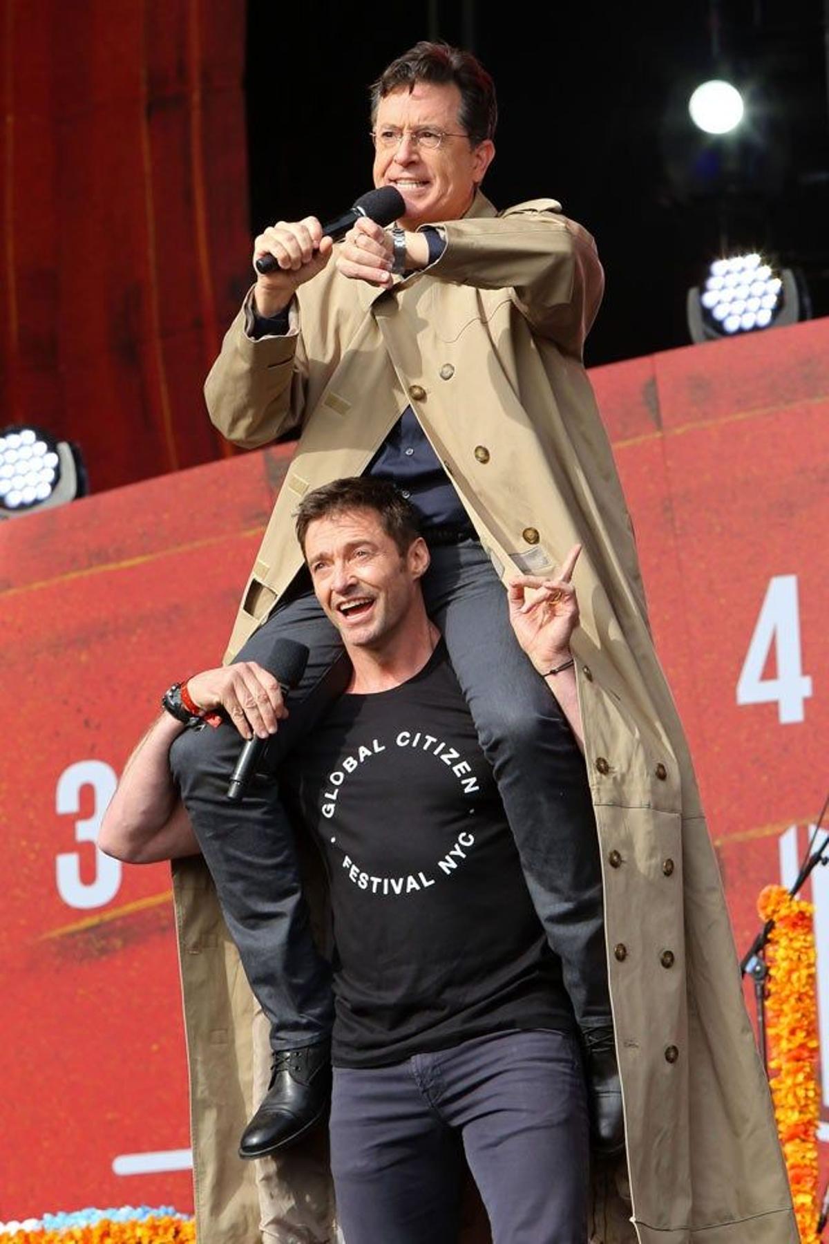 Stephen Colbert sobre los hombros de Hugh Jackman, en el escenario del 2015 Global Citizen Festival