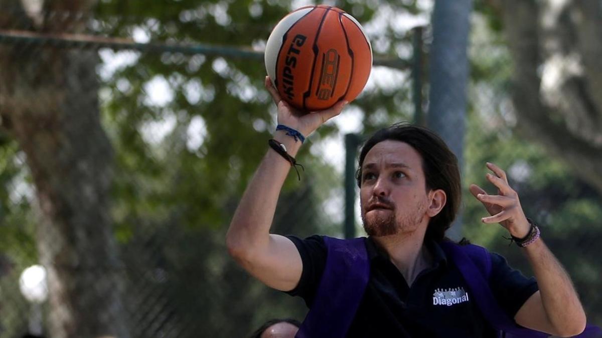 undefined34448723 podemos  we can  leader pablo iglesias  plays ball on the ev170208184148