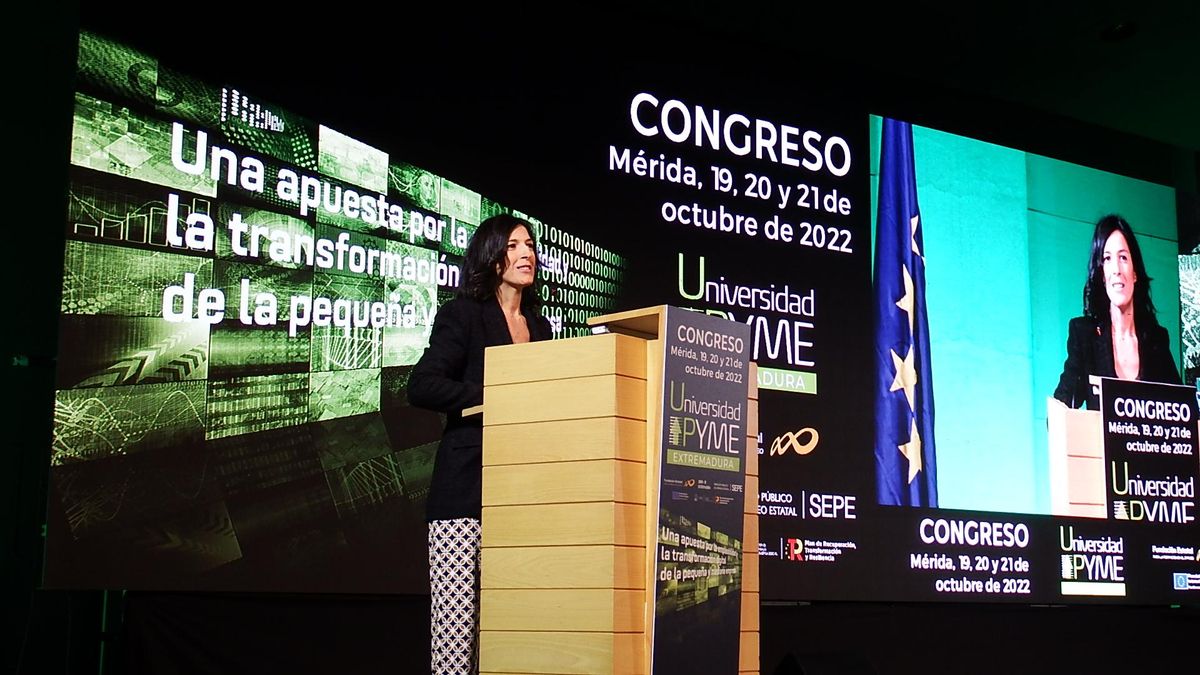 La consejera de Educación y Empleo, Esther Gutiérrez, en la clausura del congreso 'Universidad PYME'.