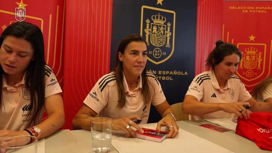Las jugadoras de la selección. con la afición antes de medirse a Inglaterra