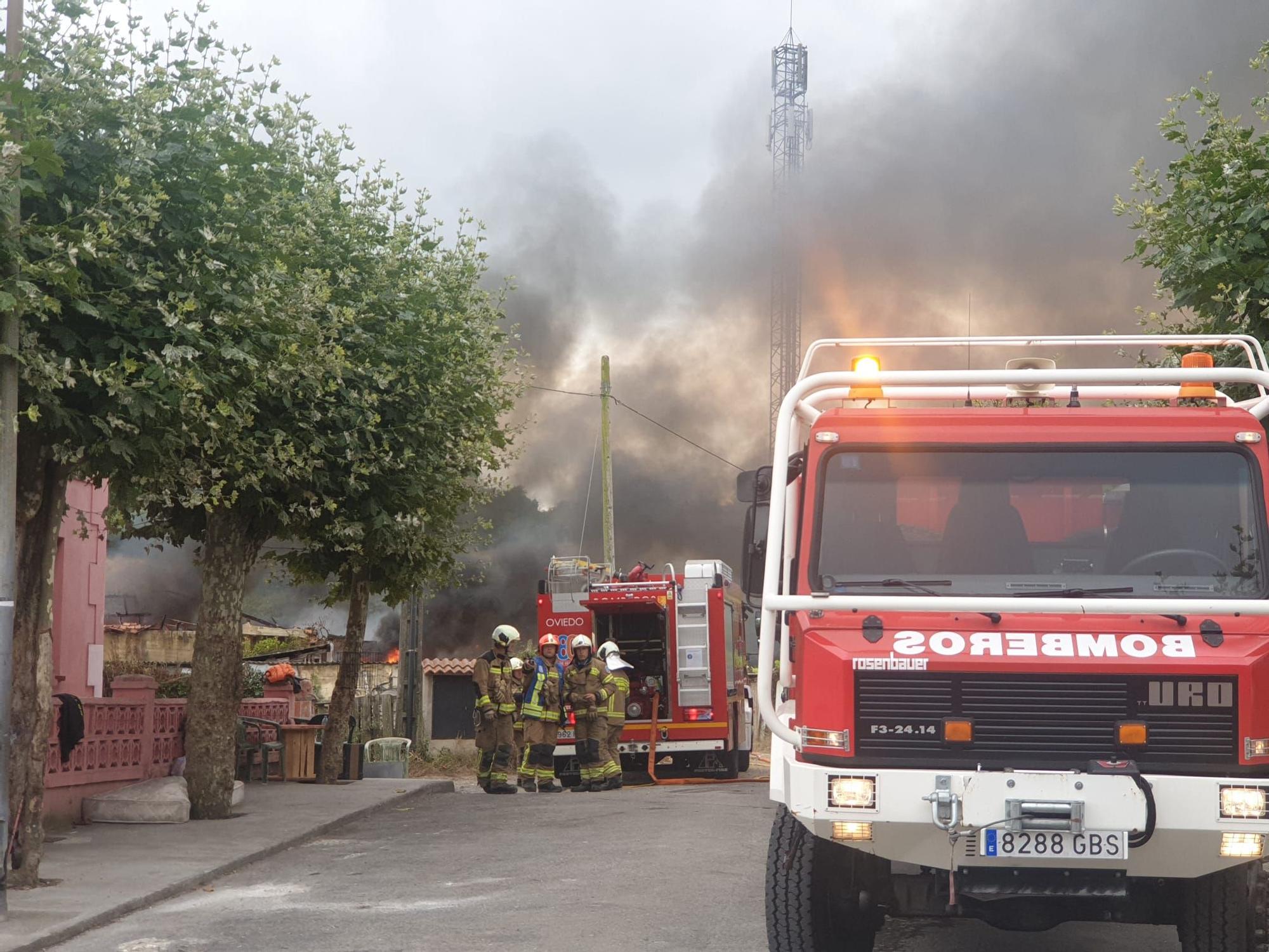 Aparatoso incendio en La Tenderina