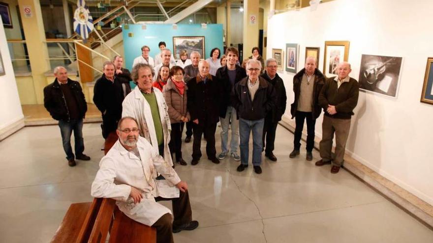 Asistentes a la inauguración, ayer, de la exposición &quot;Fondos de la Escuela&quot;, compuesta por dieciséis obras de profesores y antiguos alumnos del centro y de artistas vinculados a la Escuela.