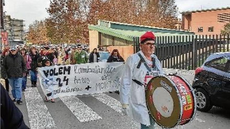 Un moment de la manifestació contra l&#039;eliminació del servei d&#039;ambulàncies 24 hores.