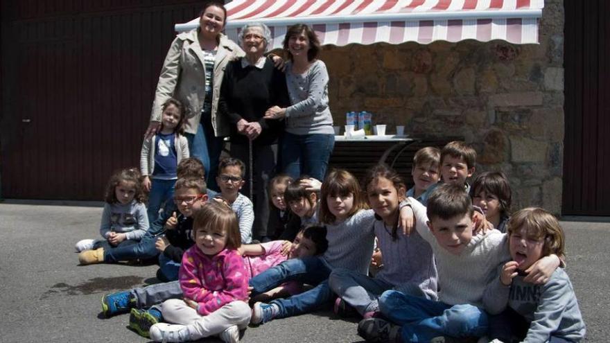 Pilar Fernández, en el centro, de pie, con las profesoras y los alumnos de la escuela rural.