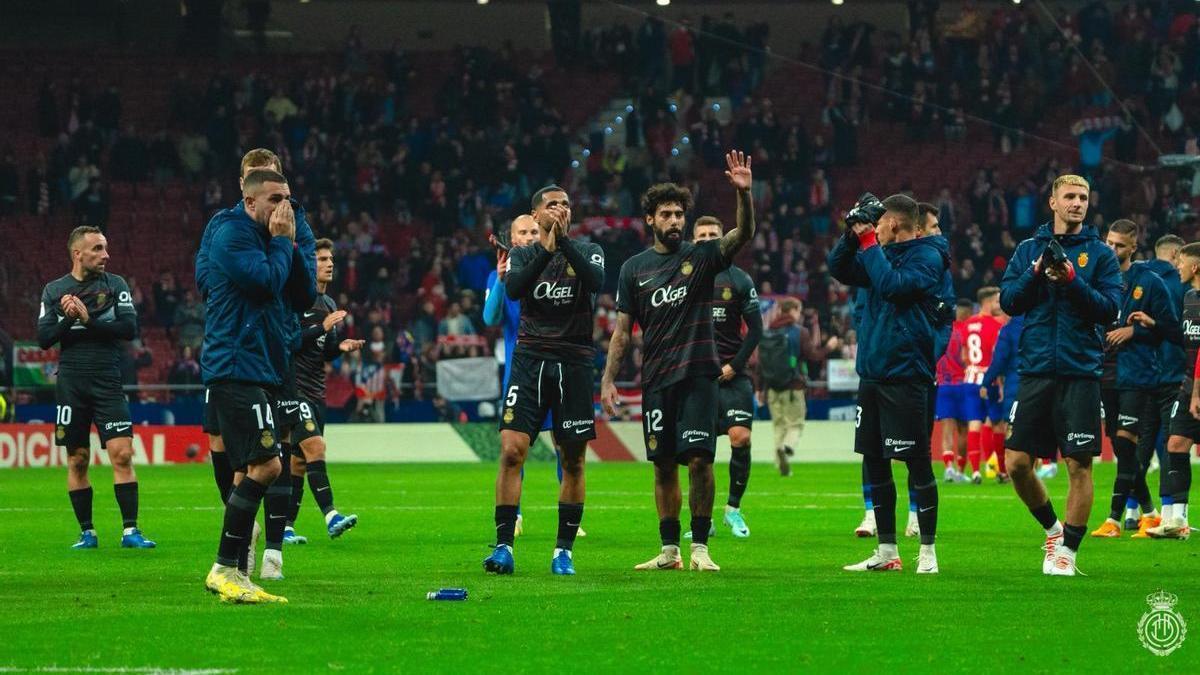 Los jugadores del Mallorca saludan al final del partido ante el Atlético a los aficionados desplazados al Cívitas Metropolitano.