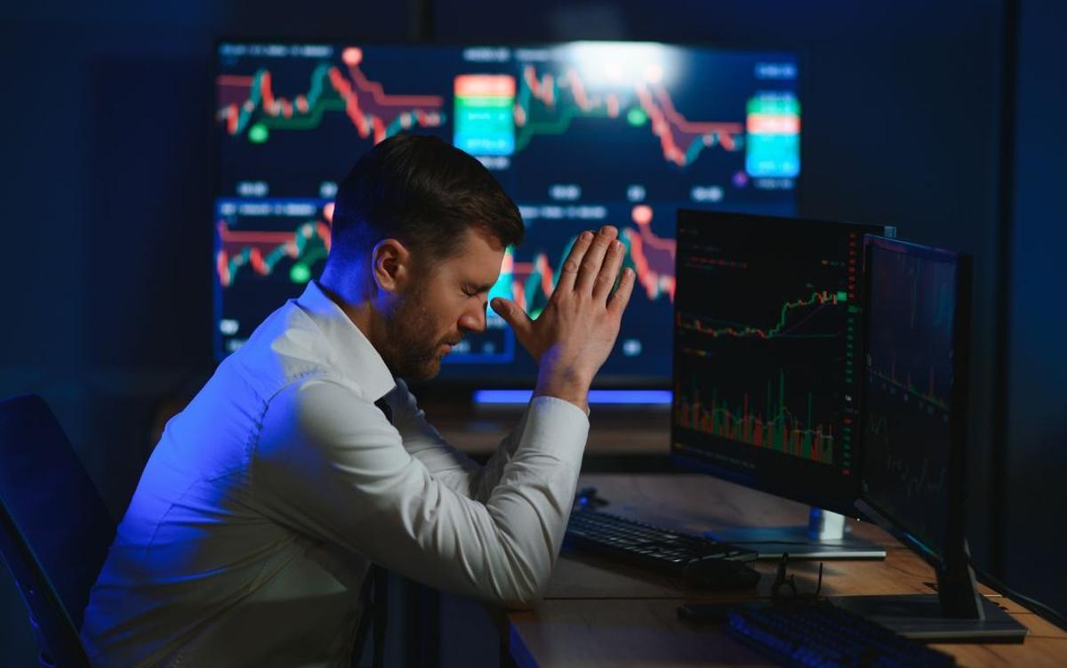 Imagen de un inversor de criptomonedas estresado y hastiado.