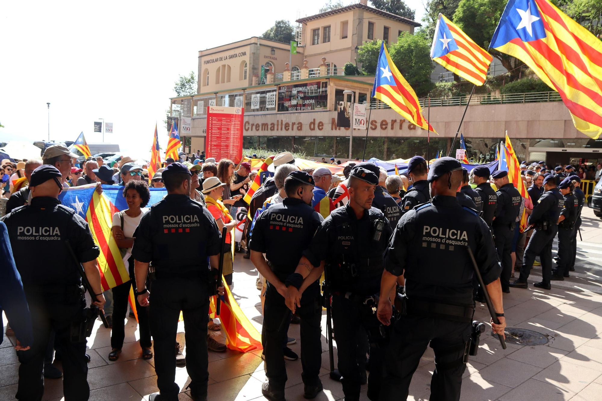 Les fotos de la protesta contra Felip VI a Montserrat