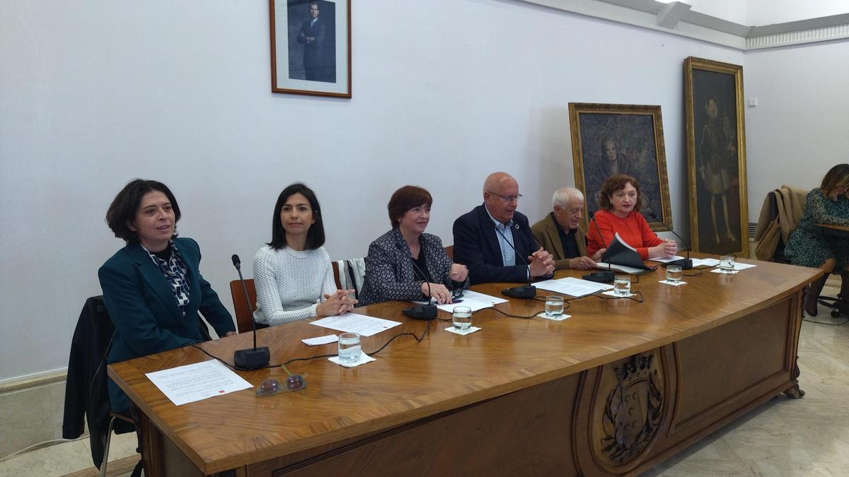 Àngels Gregori, Patricia Payà, Verònica Cantó, Vicent Grimalt, Carles Mulet y Rosa Seser, en la presentación en Dénia de &quot;L'Any Maria Ibars&quot;