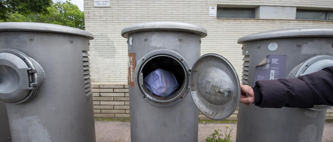 Una boca de recogida neumática a rebosar de basura en el barrio de Diagonal Mar, en Barcelona.