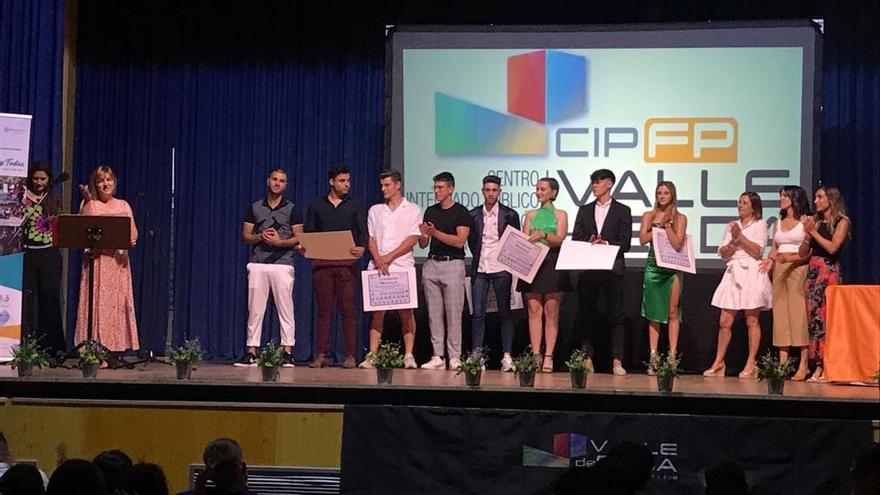 La ceremonia de graduación de los alumnos del CIPFP Valle de Elda en el Auditorio Adoc.