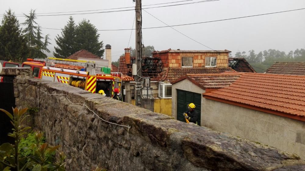 Un incendio calcina una vivienda en Fornelos