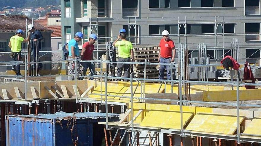 Trabajadores de la construcción en una obra de un edificio. // Rafa Vázquez.