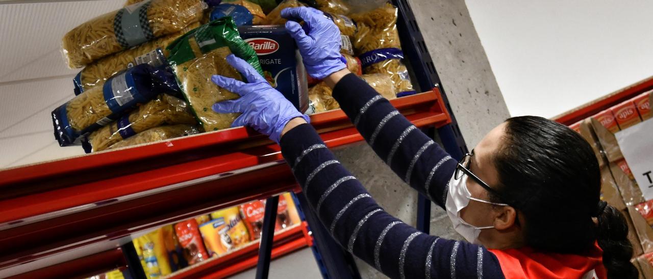 Alimentos preparados para su entrega por parte de Cruz Roja