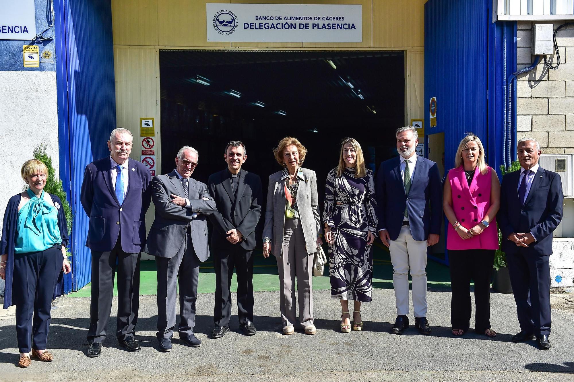 GALERÍA | Visita de la Reina emérita al Banco de Alimentos de Plasencia