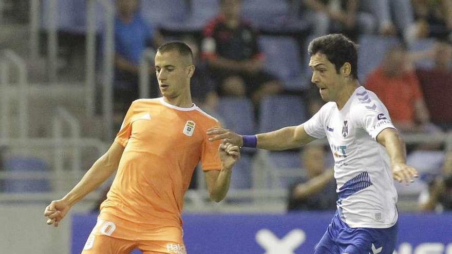 Aitor Sanz presiona a Tejera en el duelo de la primera vuelta.