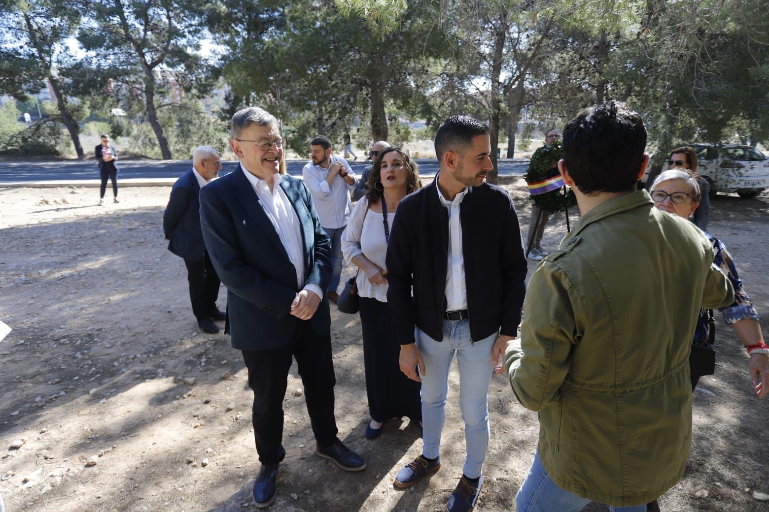 Celebración del 14 de abril en el paredón de España en Paterna