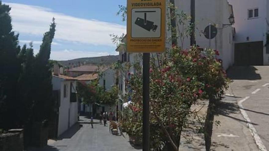 El carrer Miquel Rosset amb el cartell que adverteix de la videovigilància.
