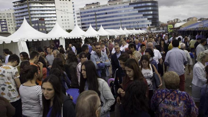 Detalle del calzado recogido. A la derecha, ambiente, ayer, en el ferial.