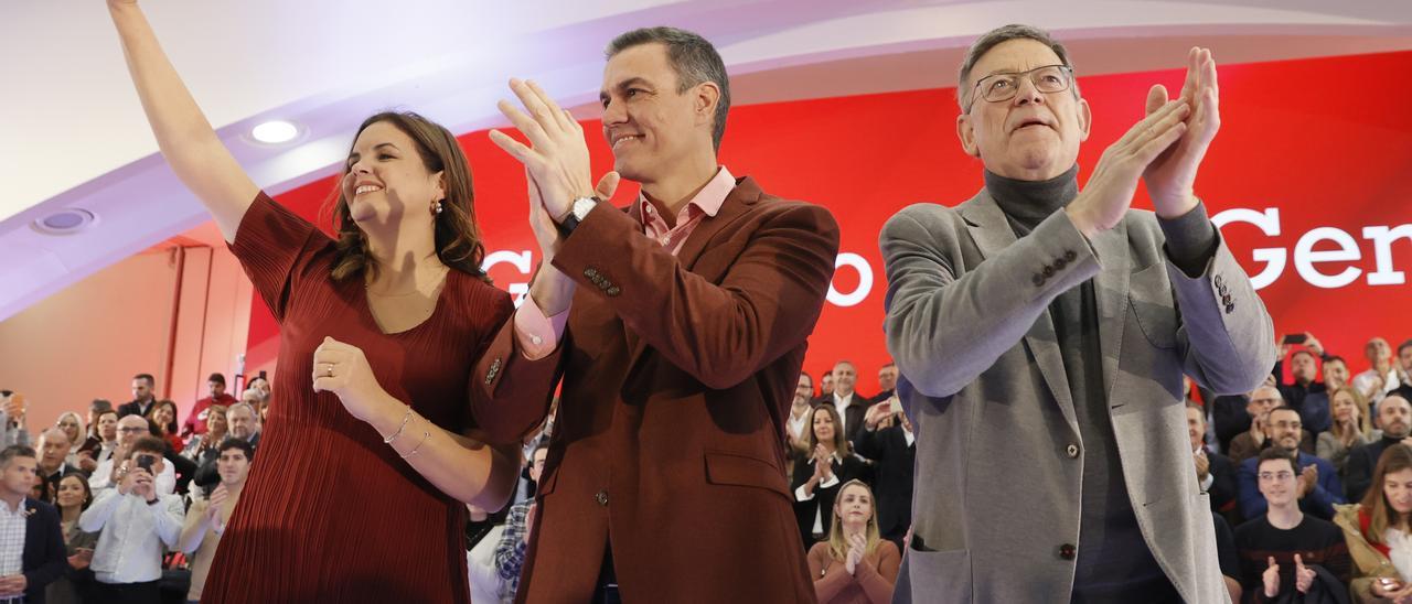 El presidente del Gobierno, Pedro Sánchez (c), el presidente de la Comunidad Valenciana, Ximo Puig (d) y la vicealcaldesa de Valencia y candidata a la alcaldia, Sandra Gómez (i).