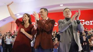 El presidente del Gobierno, Pedro Sánchez (c), el presidente de la Comunidad Valenciana, Ximo Puig (d) y la vicealcaldesa de Valencia y candidata a la alcaldia, Sandra Gómez (i).