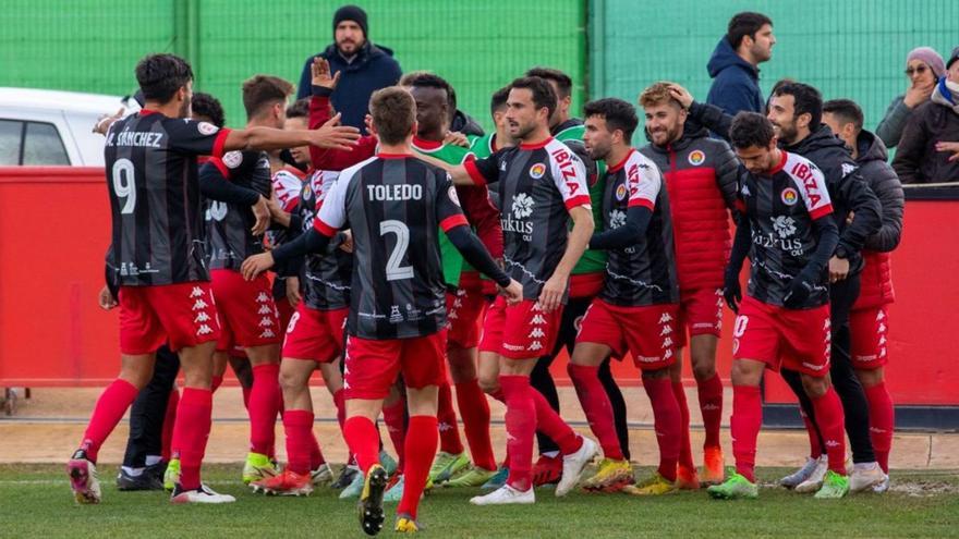 Jugadores del CD Ibiza celebran la victoria ante el Mallorca B.