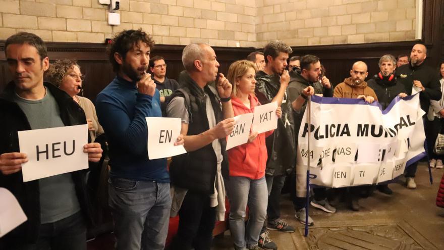 La Policia Municipal de Girona amenaça de contractar un cobrador del frac per seguir la regidora d&#039;Hisenda en campanya