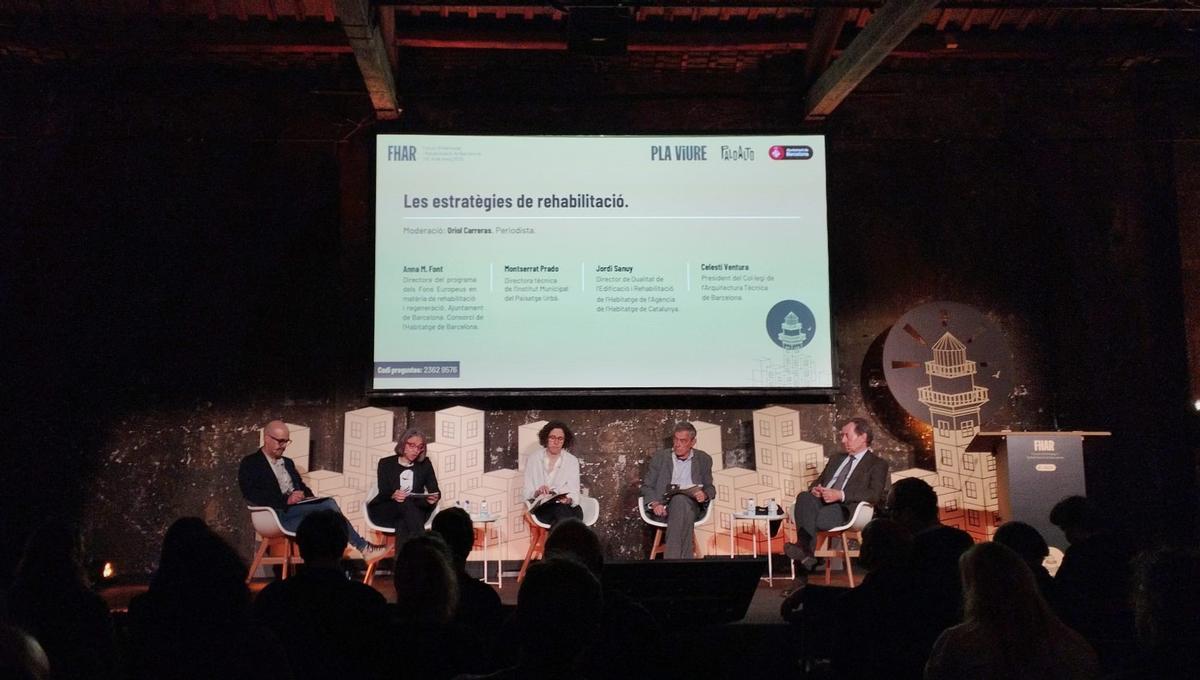 De izquierda a derecha: Oriol Carreras; Anna M. Font; Montserrat Prado; Jordi Sanuy; Celestí Ventura, durante una mesa redonda en el marco de la 4ª edición del Fòrum d’Habitatge i Rehabilitació de Barcelona.