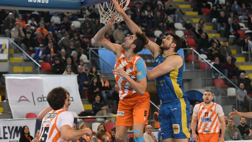 Partido entre el Leyma y el Menorca celebrado en el Palacio. |  // CARLOS PARDELLAS