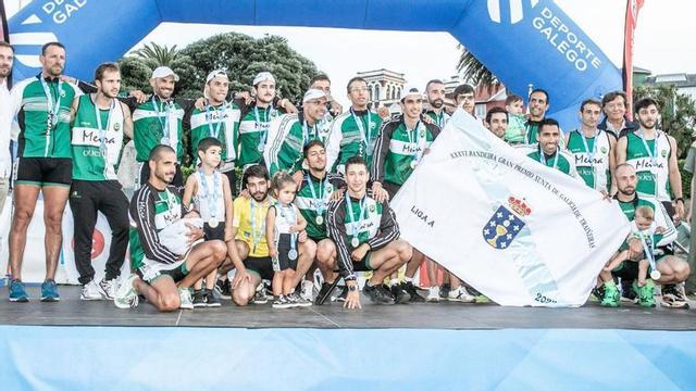La tripulación de Samertolaméu Oversea celebra en A Coruña su triunfo y título de liga. |  // LGT