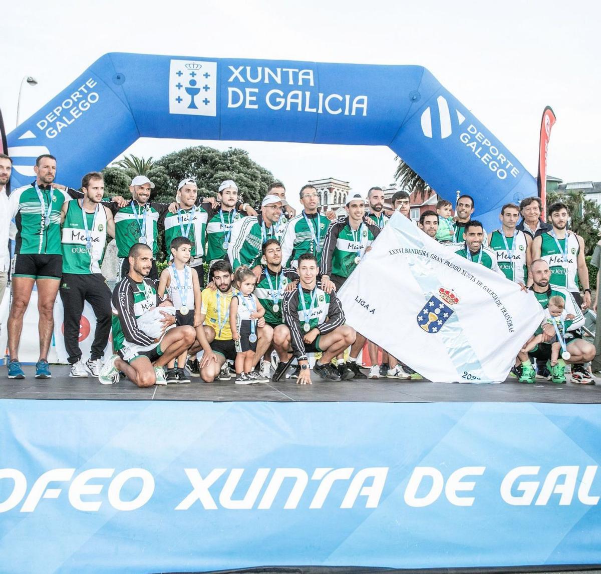 La tripulación de Samertolaméu Oversea celebra en A Coruña su triunfo y título de liga. |  // LGT