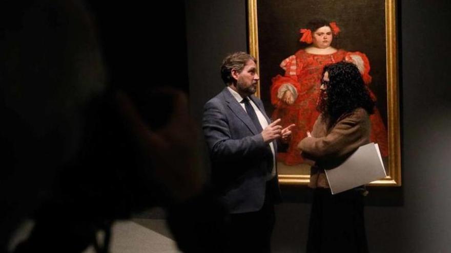 La consejera de Cultura, Vanessa Gutiérrez, dialoga con Víctor Cageao, coordinador de Conservación del Museo Nacional del Prado, ante el cuadro de Eugenia Martínez Vallejo de Juan Carreño de Miranda.
