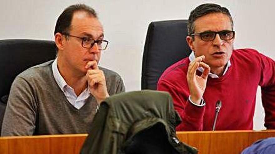 Los concejales del PP, Jacobo Varela y José Vicente Marí Bosó, en el pleno de ayer.