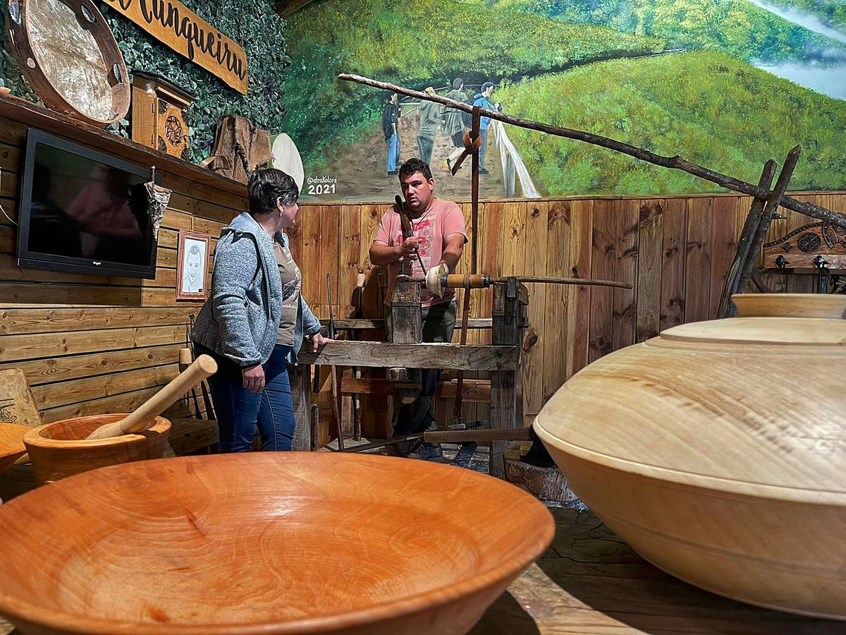 Rosa consulta con su hijo su hijo Víctor, tras el torno de pedal, último cunqueiro y guía de Naturaleza, las actividades del día.