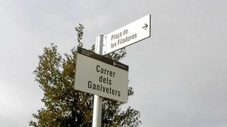 Les noves plaques amb el nom dels carrers al polígon dels Ametllers