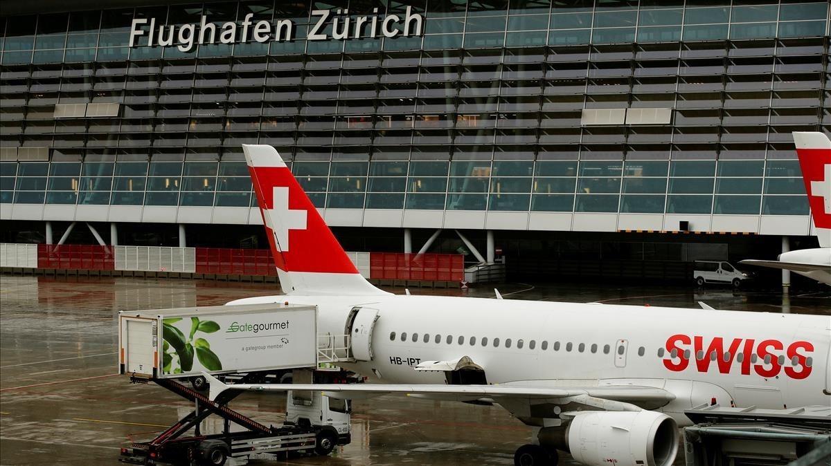 Un avión de la aerolínea Swiss estacionado en el aeropuerto de Zúrich, el 16 de enero.