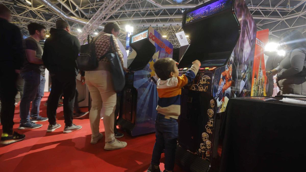 Un niño juega con una máquina Arcade en la DreaHack Valencia 2023.