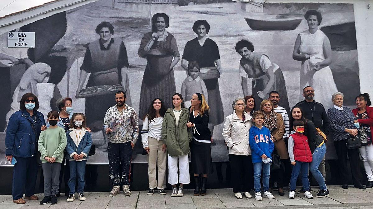 Familiares e achegados das mulleres do mural, a única pescantina das retratadas que vive e o artista, onte, no posado na Ponte.