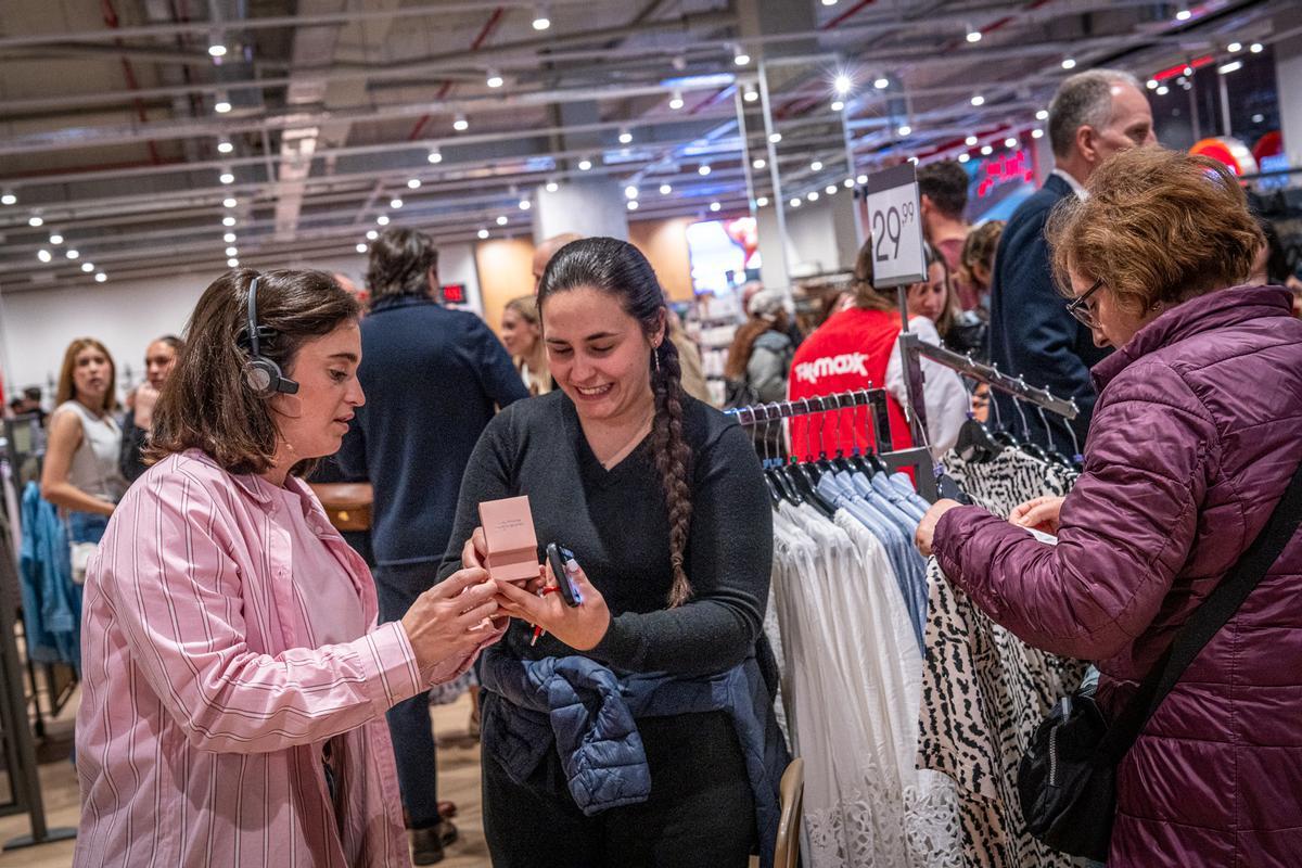 Furor y ofertas en el estreno de la primera tienda en Barcelona del outlet de grandes marcas TK-Maxx