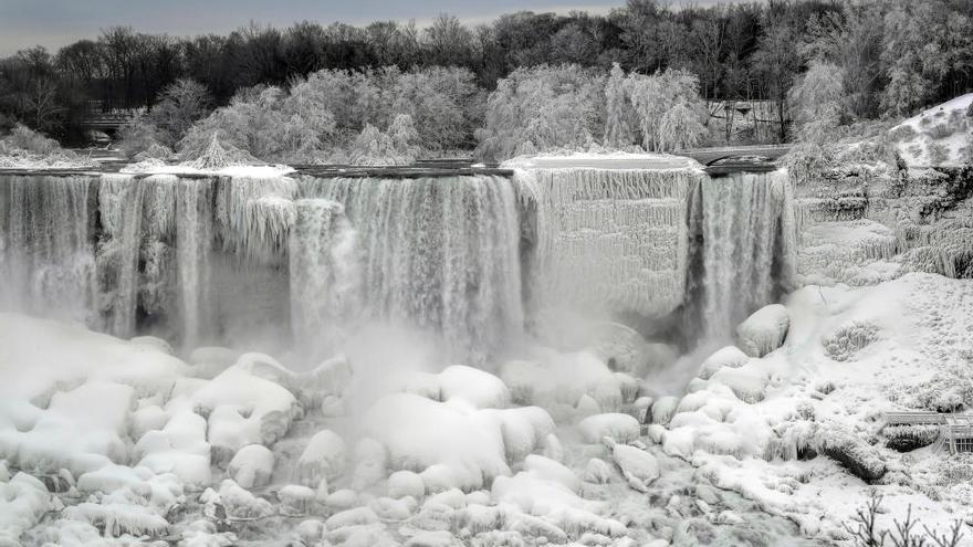 Estampas de las cataratas del Niágara congeladas.