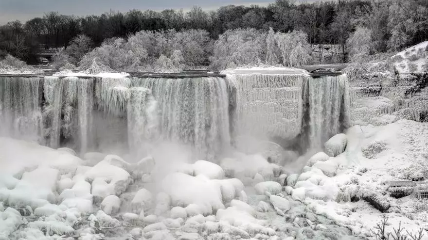 Las cataratas del Niágara se congelan y dejan espectaculares imágenes