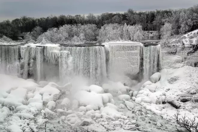 Estampas de las cataratas del Niágara congeladas.