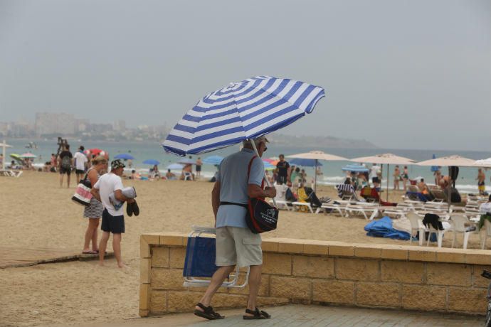 Lluvias en Alicante: a la playa con paraguas