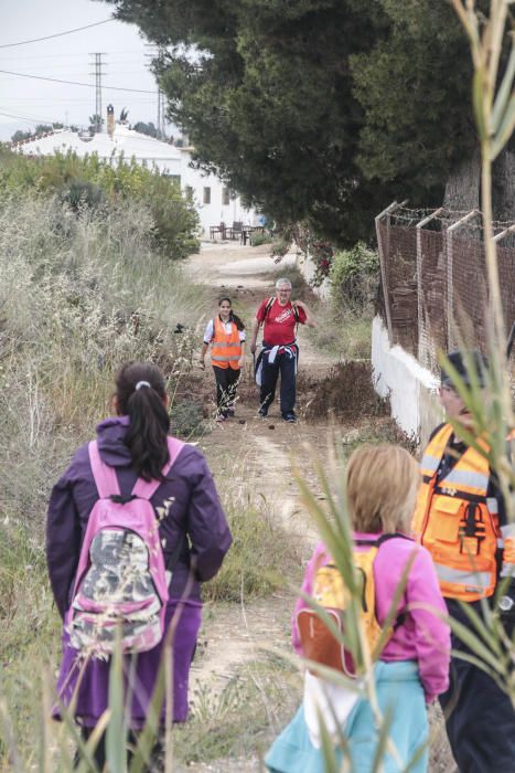 Voluntarios de Protección Civil ayer en el operativo de búsqueda en Los Montesinos