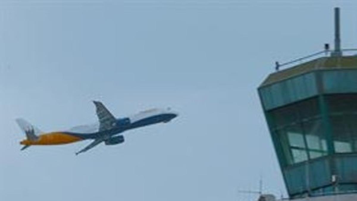 Un avión despega de El Prat el pasado día 6, una vez recobrada la normalidad en el tráfico aéreo.