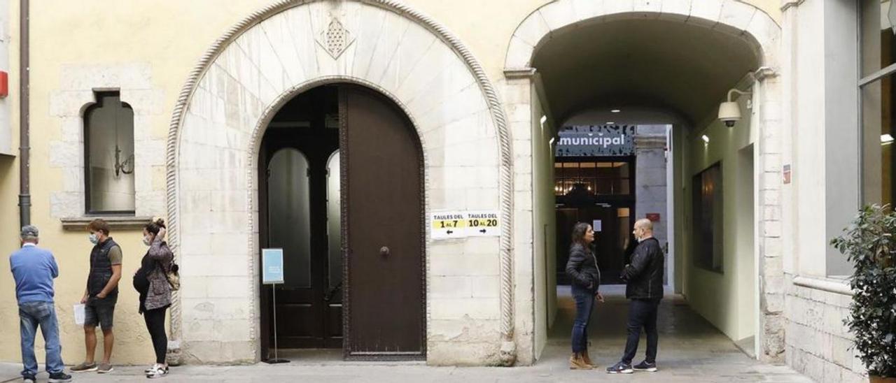 Entrada a l’edifici consistorial de Girona. | ANIOL RESCLOSA