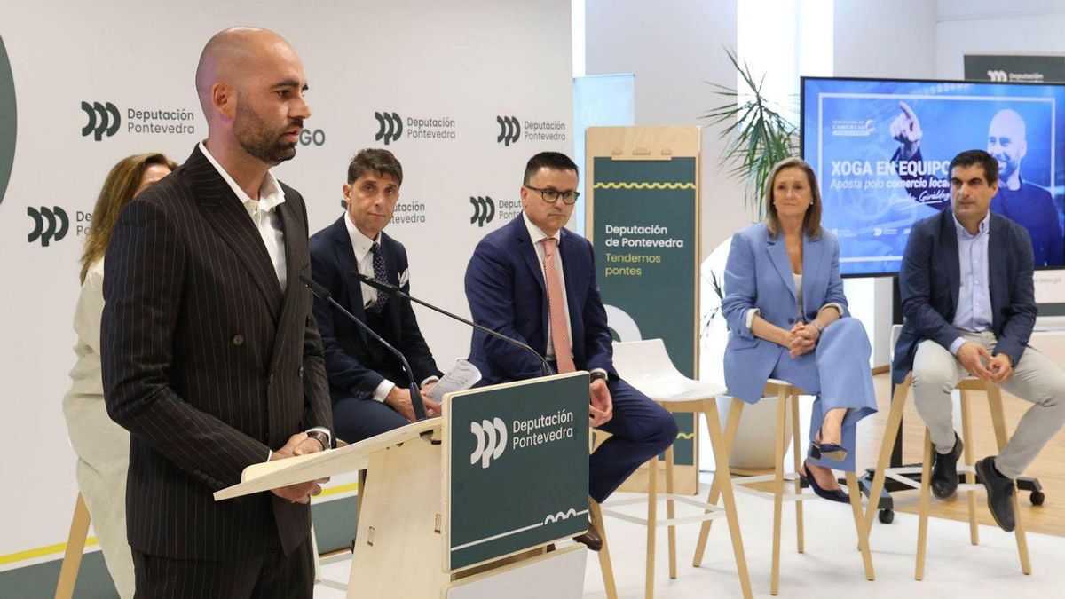 Giráldez (i.) en la presentación de la campaña con González (3º d.) y Sánchez (2ª d.). | A. Villar