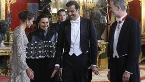 Los reyes Felipe VI y Letizia acompañan al emir de Catar, Tamim bin Hamad Al Thani (2d), y a su esposa, Jawaher bint Hamad bin Suhaim Al Thani, antes de la cena de gala en el Palacio Real de Madrid, este 17 de mayo de 2022.