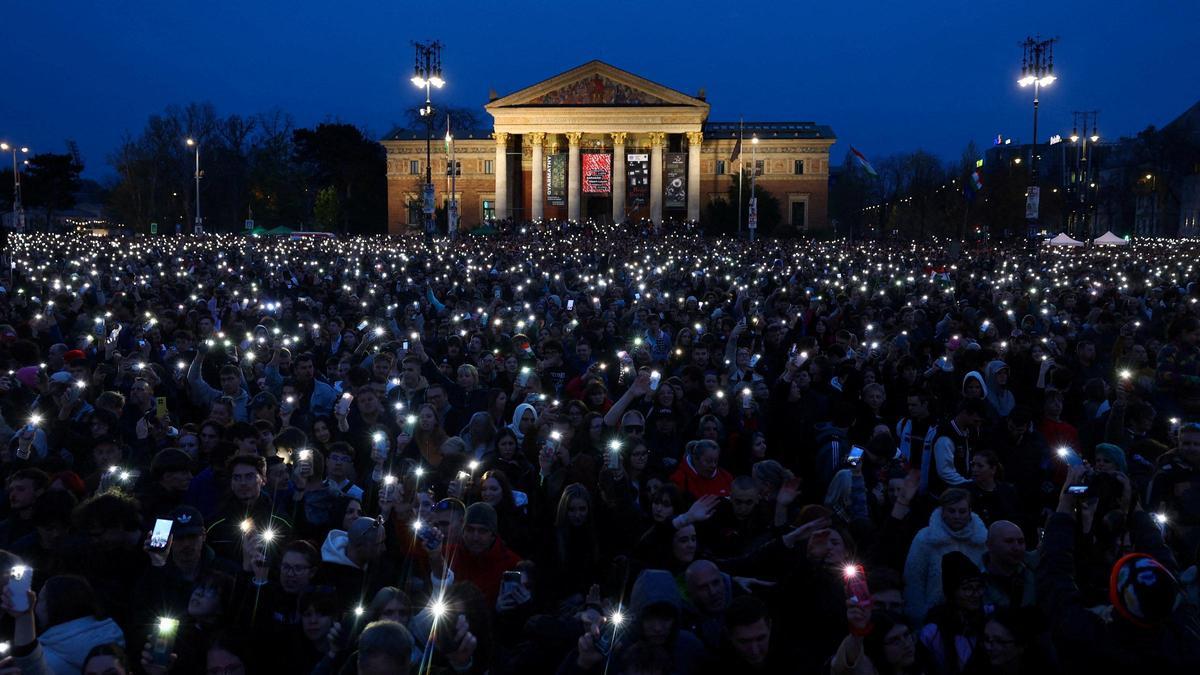 Protesta contra el primer ministro húngaro Viktor Orbán, antes de las elecciones parlamentarias, en la Plaza de los Héroes, en Budapest, este viernes.