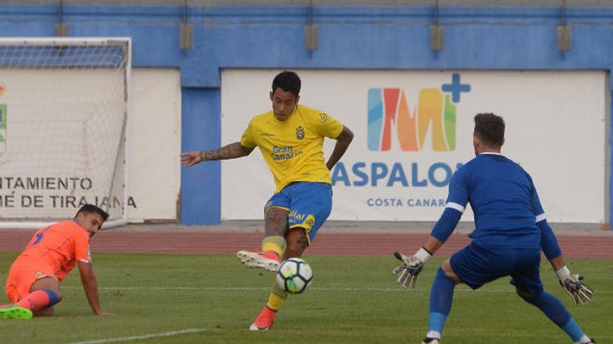 Sergio Araujo remata ante el portero Leandro Chichizola ayer en Maspalomas.