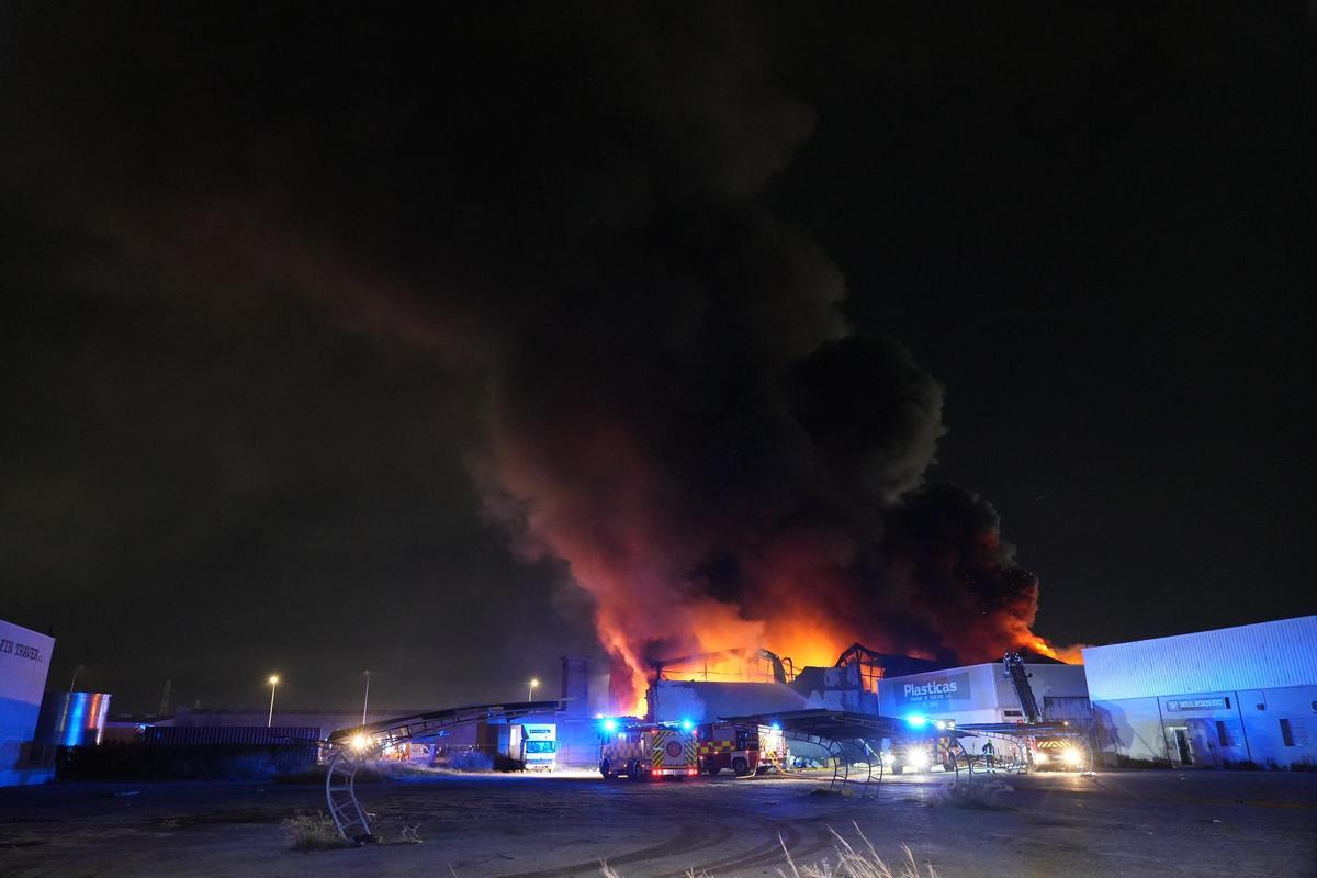 Galería de imágenes: Incendio en la Ciudad del Transporte de Castelló